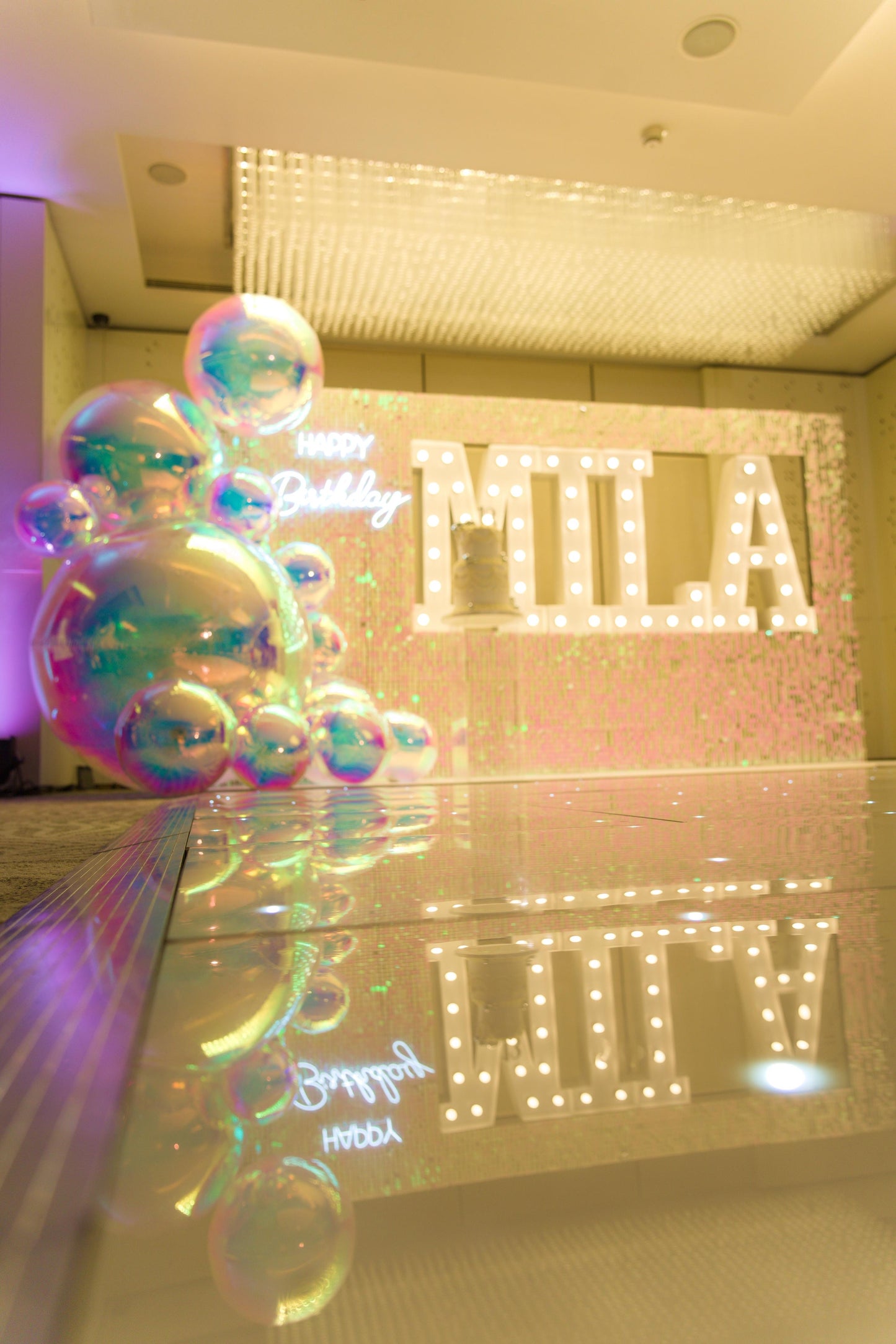 Inflatable mirror balloon