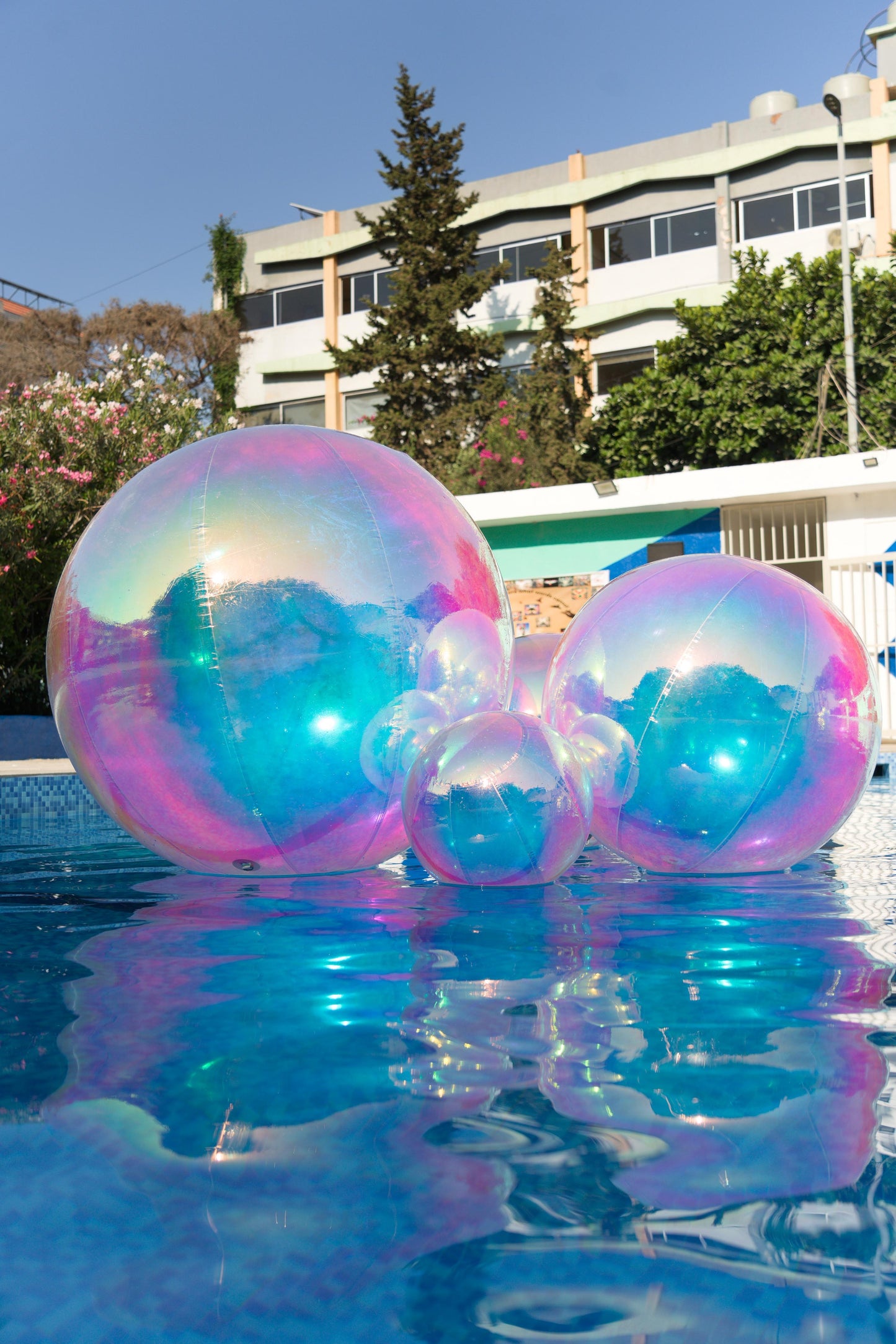 Inflatable mirror balloon