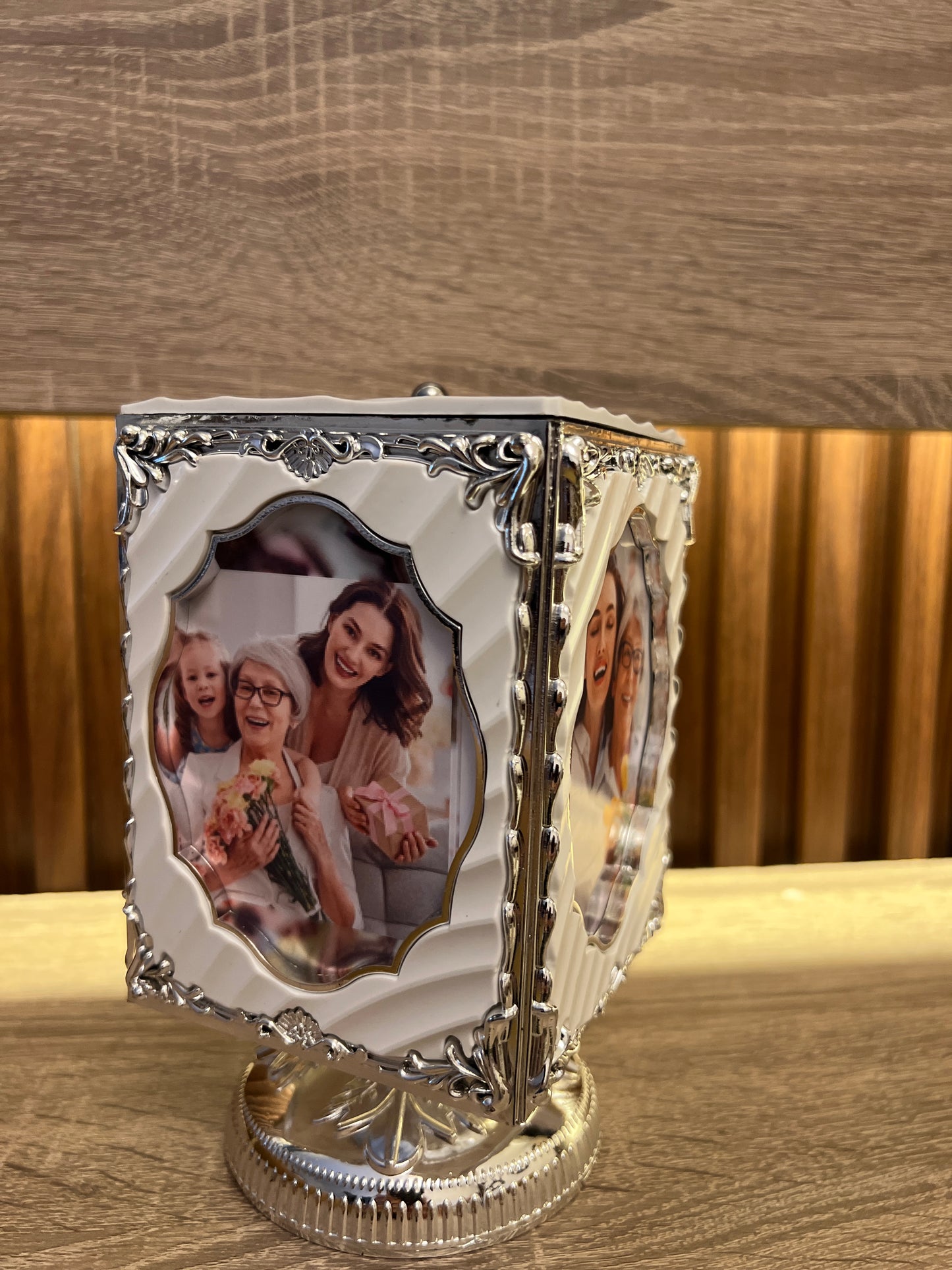 Music box 4 Photos