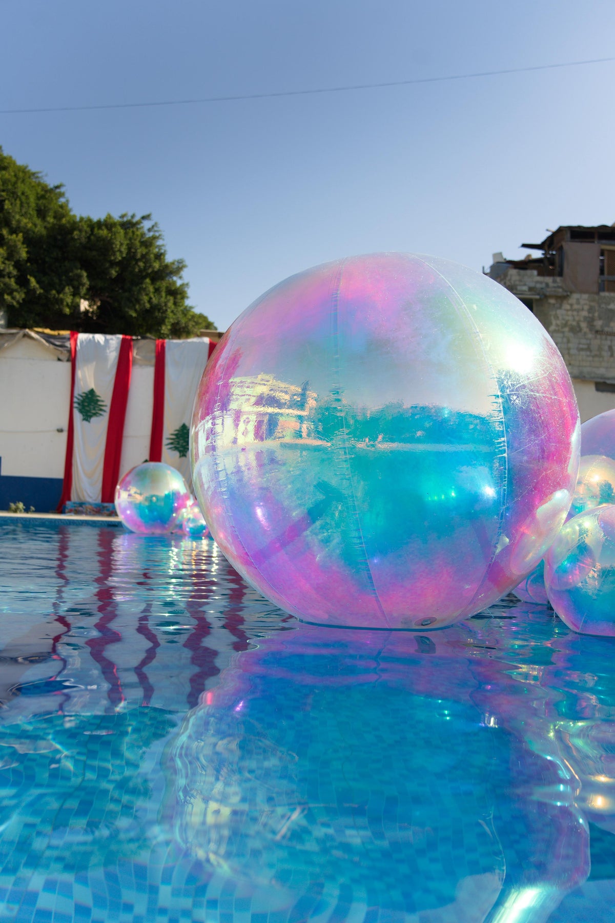 Inflatable mirror balloon