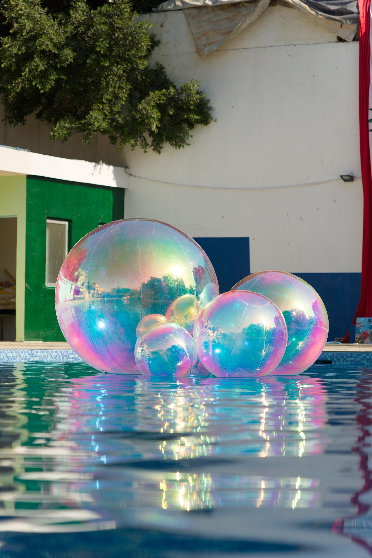Inflatable mirror balloon