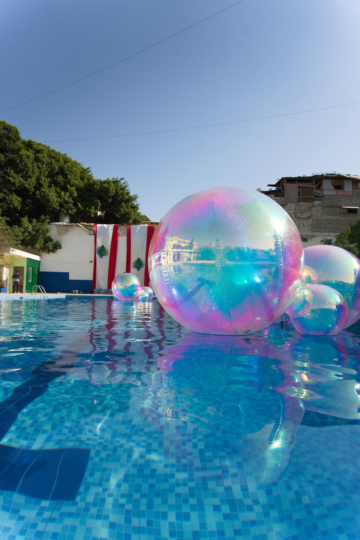 Inflatable mirror balloon
