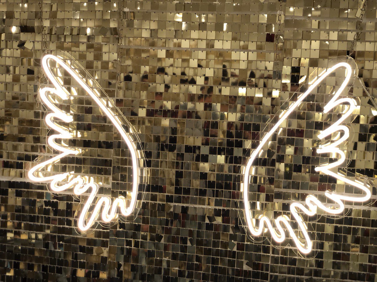 Rental Neon - Wings